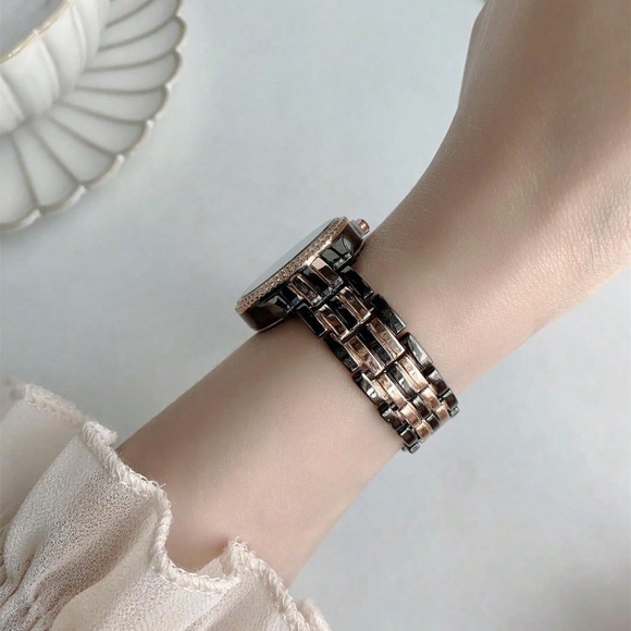 Elegant Black and Gold Women\'s Watch